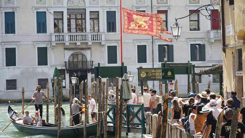 Turistas continuarão pagando taxa em Veneza no próximo ano | Turistas se aglomeram em parada de gôndola no centro histórico de Veneza