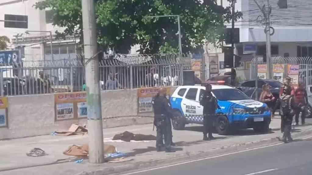 Corpos de jovens são abandonados em rua da Praça Seca | Dois jovens encontrados mortos na Rua Cândido Benício