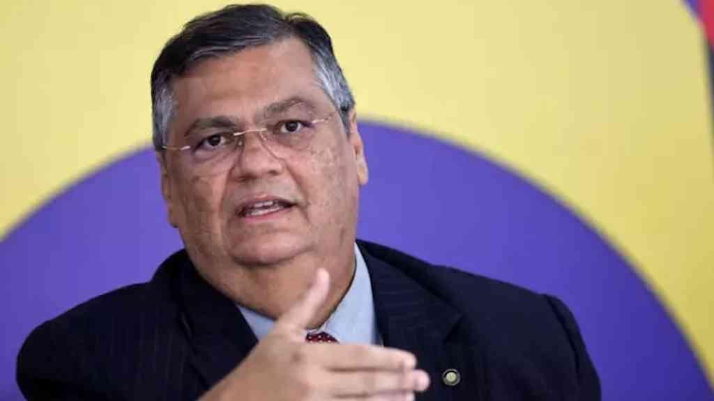 STF manda que ex-presidente seja investigado por crimes na pandemia | O ministro do STF Flávio Dino desmentiu o ex-presidente Bolsonaro