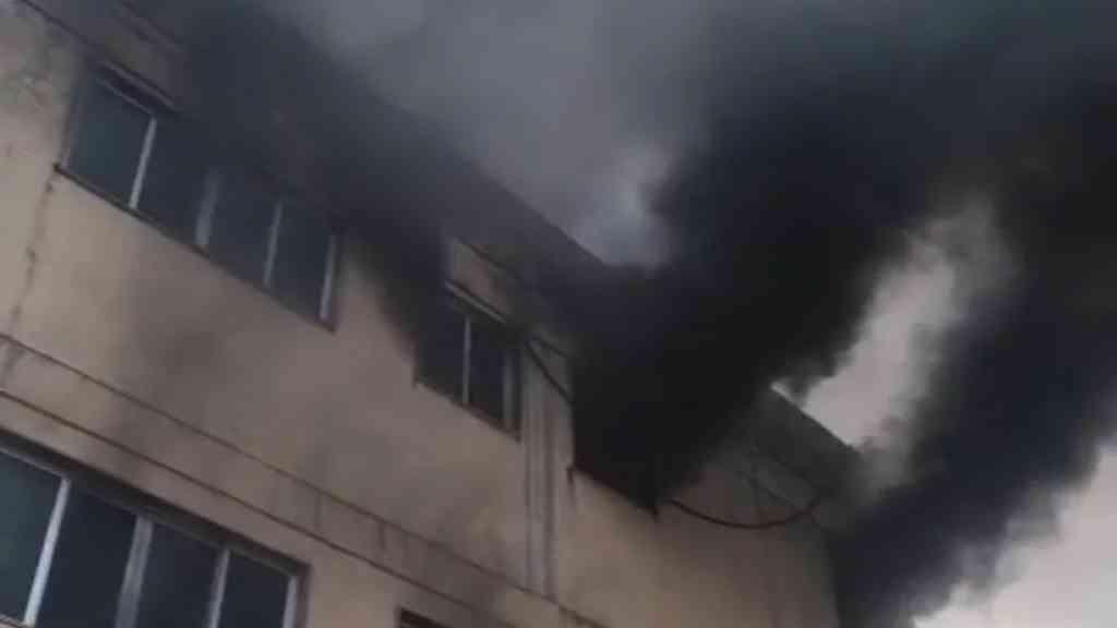 Incêndio de grandes proporções causa pânico na Freguesia | Bombeiros tentam conter as chamas, que podem se espalhar para os comércios da região