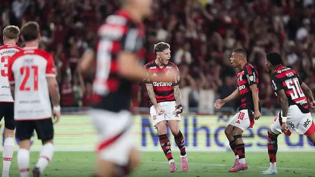 Flamengo vence Estudiantes no Maracanã com gol relâmpago | Gol relâmpago garante vitória do Flamengo sobre o Estudiantes