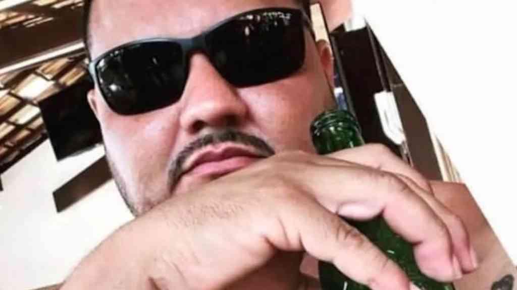 Homem é morto a tiros dentro de carro em São Gonçalo | Nas redes, a vítima aparece como Bruninho Estebanez
