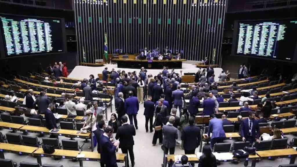 PEC da Bandidagem escancara a falta de caráter da maioria dos deputados | Proposta afronta a democracia ao criar privilégios para parlamentares e líderes partidários