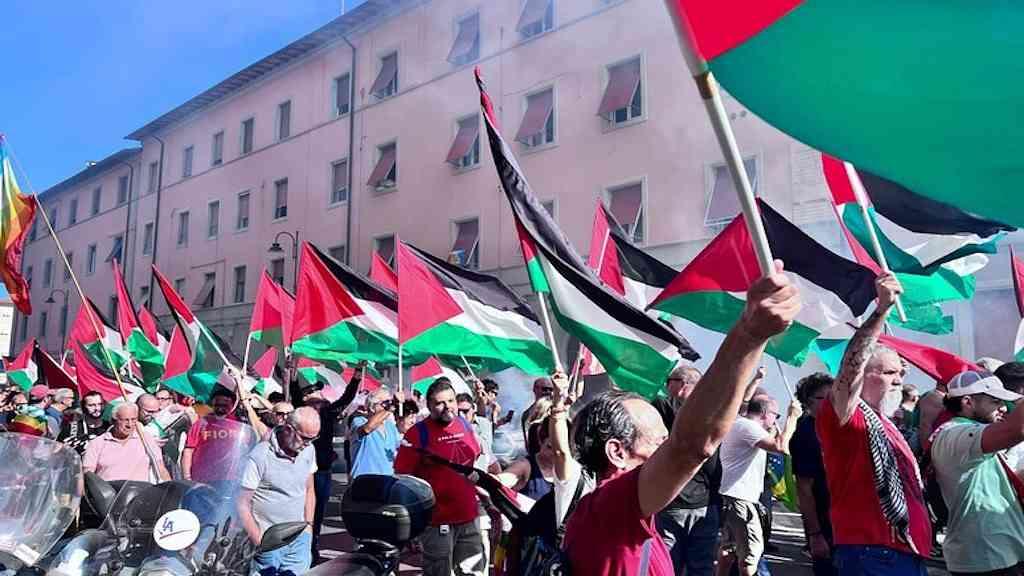 Trabalhadores italianos fazem greve em solidariedade a Gaza | Cerca de 5 mil pessoas em Livorno protestaram contra a guerra em Gaza