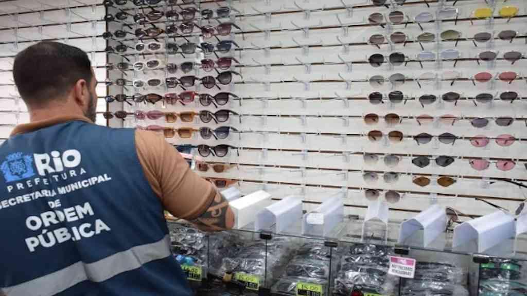 Rio apreende 50 mil óculos sem certificado e multa lojistas | Fiscalização no Rio recolhe 50 mil óculos irregulares