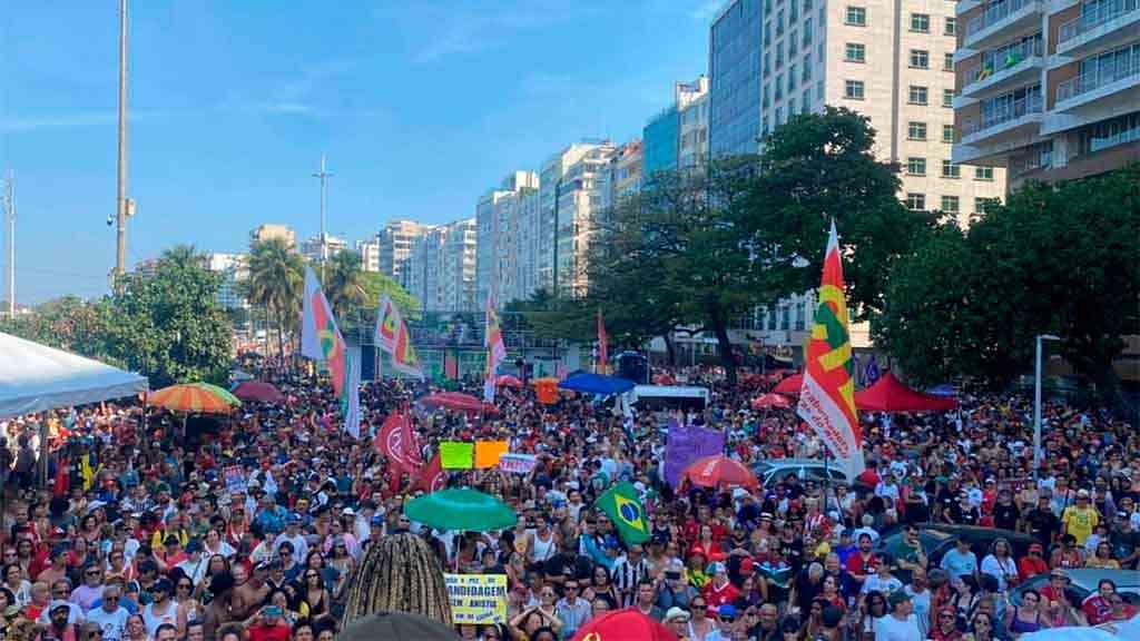 Atos contra PEC da Bandidagem e anistia a golpistas eclodem por todo país | Milhares de manifestantes ocuparam a Avenida Atlântica, em frente ao Posto 5