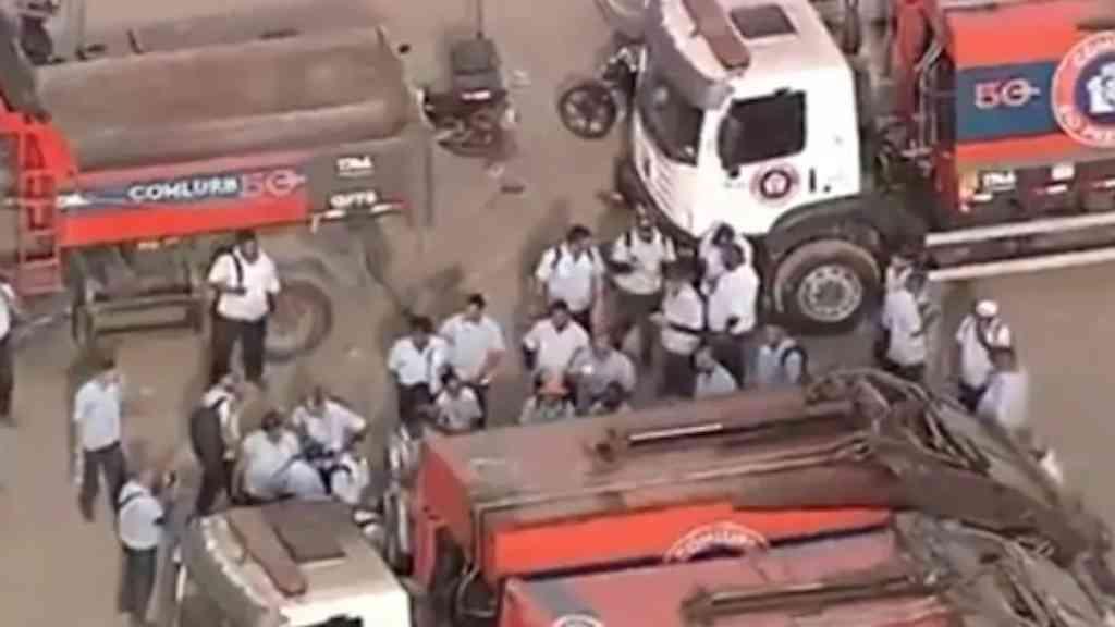 Motoristas terceirizados da Comlurb fazem greve por reajuste | Cerca de 80 caminhões estão paralisados