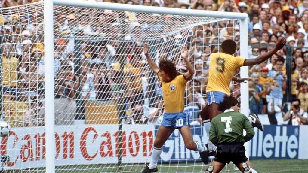 Estrelas do futebol se reúnem na ‘Partida do Coração Brasil x Itália’ | Zico celebra gol na Copa do Mundo de 1982, vencida pela Itália