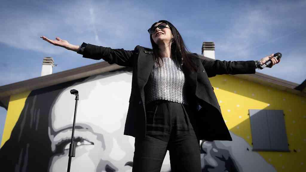 Laura Pausini recebe advertência por cover de 'Quem de Nós Dois' | Laura Pausini pode ser processada por Gianluca Grignani