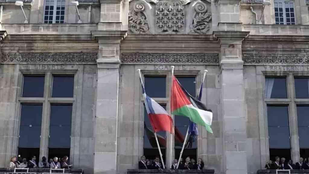 Prefeituras francesas levantam bandeira palestina em protesto ao governo | A bandeira palestina na fachada da prefeitura de Saint-Denis