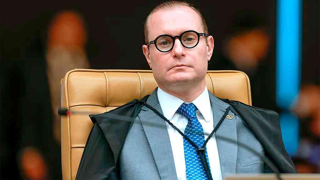 STF define que apenas a Corte autoriza buscas aos parlamentares | O ministro Christiano Zanin, em seu voto, define um assunto de interesse do Parlamento