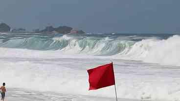 Marinha alerta para ressaca no Rio: ondas de até 2,5m
