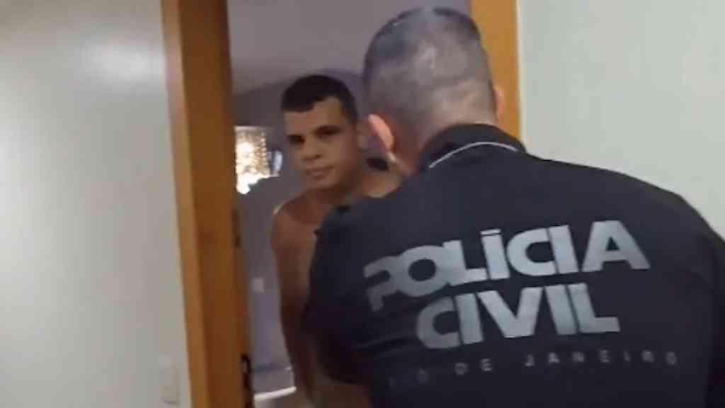 Polícia fecha call center que vendia falsas curas religiosas | Polícia desarticula call center que prometia curas em nome de pastor por R$ 1,5 mil em Niterói