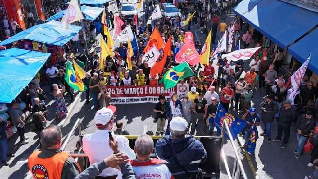 Guerra comercial com EUA traz um certo alívio para os preços no Brasil | Protesto contra o tarifaço de Trump, na 25 de março, em São Paulo