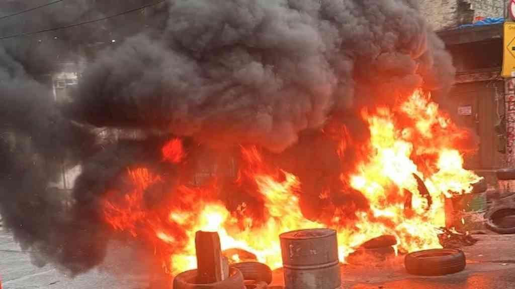 Tiroteio fecha ruas e incendeia barricadas na Praça Seca | Confronto armado interdita vias na Praça Seca