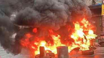 Tiroteio fecha ruas e incendeia barricadas na Praça Seca