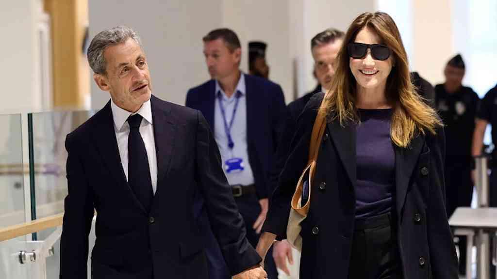 Ex-presidente Sarkozy é condenado a cinco anos de prisão na França | Ex-presidente Sarkozy com a ex-primeira-dama Carla Bruni