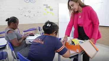 Brasil avança, mas 4,2 milhões em atraso escolar