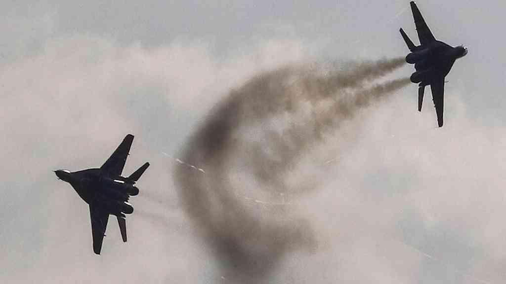 Caças russos são interceptados por aviões da Otan perto da Letônia | Caças da Rússia fazem demonstração perto de Moscou, em foto de arquivo