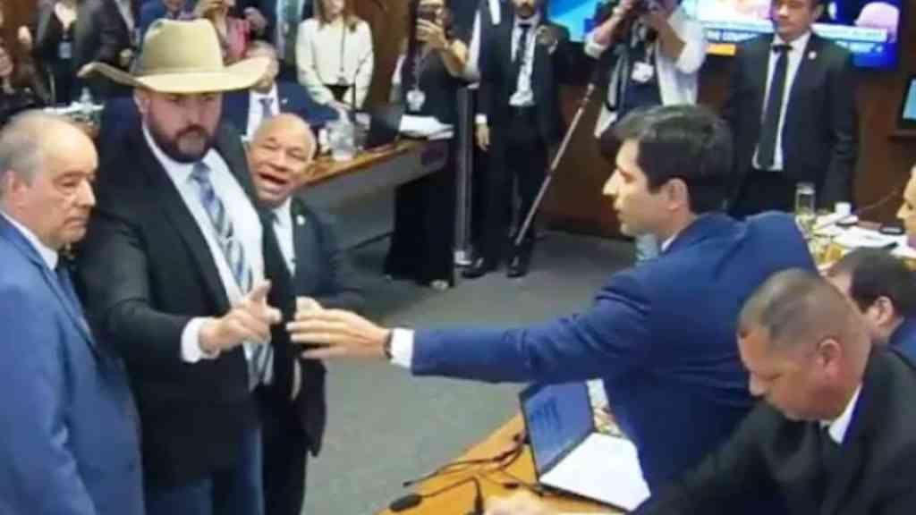 Deputado chama depoente de 'ladrão' e sessão da CPI do INSS é suspensa | Deputado Zé Trovão discute com advogado do Careca do INSS