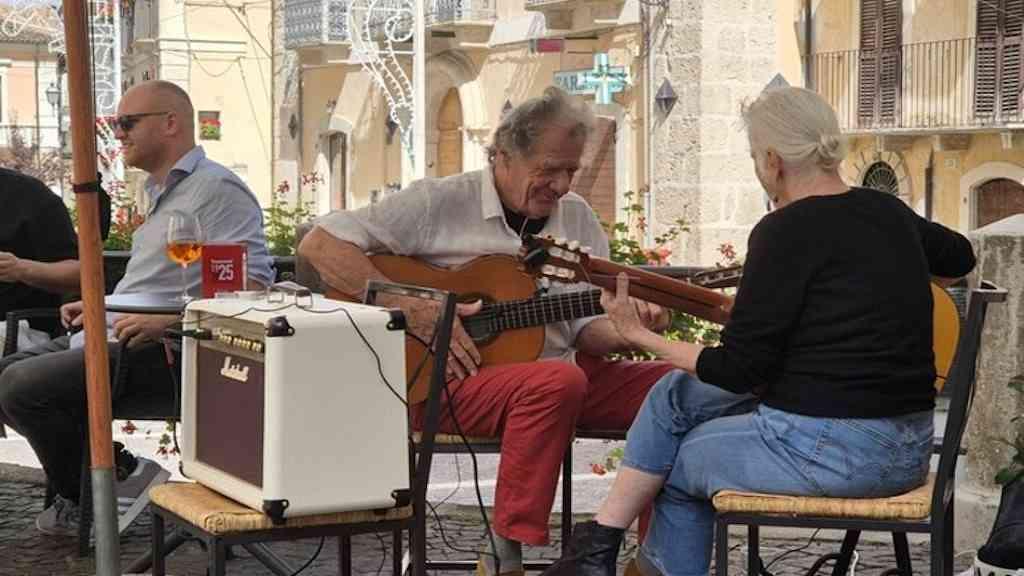 Itália: vilarejo atrai estrangeiros em crescimento do turismo local | Introdacqua atraiu mais de 300 moradores de outros países