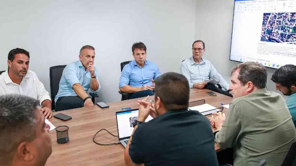 Rio+Saneamento reage à pressão e anuncia obras em Guaratiba | O presidente da Câmara dos Vereadores, Carlo Caiado (PSD) e o deputado da Alerj Claudio Caiado (PSD) se reuniram com o diretor da Rio+Saneamento, Leonardo Righetto