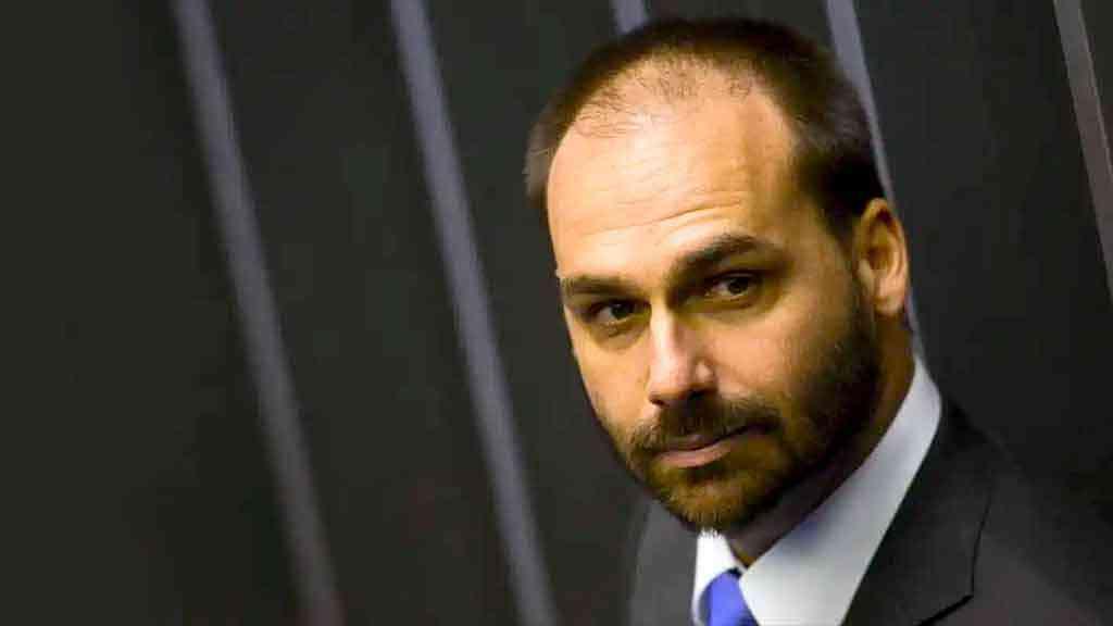 Fora de controle, atuação de ’03' nos EUA incomoda até o próprio Bolsonaro | Eduardo Bolsonaro se mudou para os EUA, onde trabalha contra o Brasil