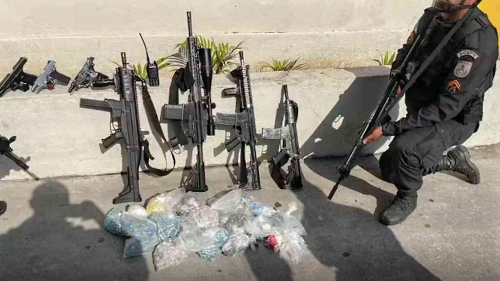 Ações da PM contra crime organizado resultam em 500 fuzis apreendidos | Operações foram realizadas em Irajá, Ilha do Governador e Bangu