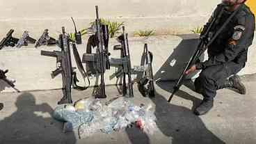 PM do Rio apreende 500 fuzis em combate ao crime