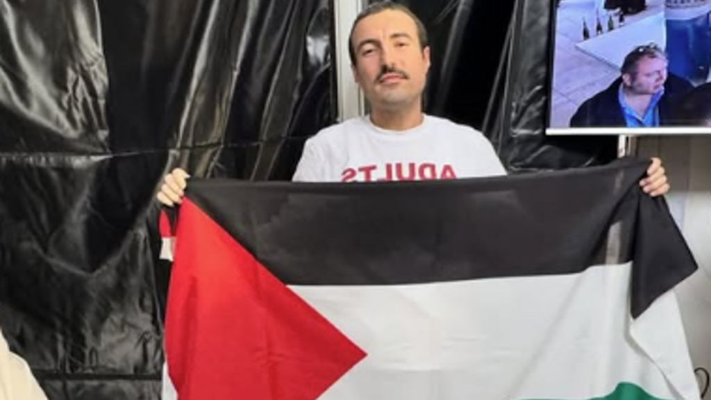 Estilista chama atenção ao mostrar bandeira palestina em Milão | Marco Rambaldi com bandeira da Palestina na Semana de Moda de Milão