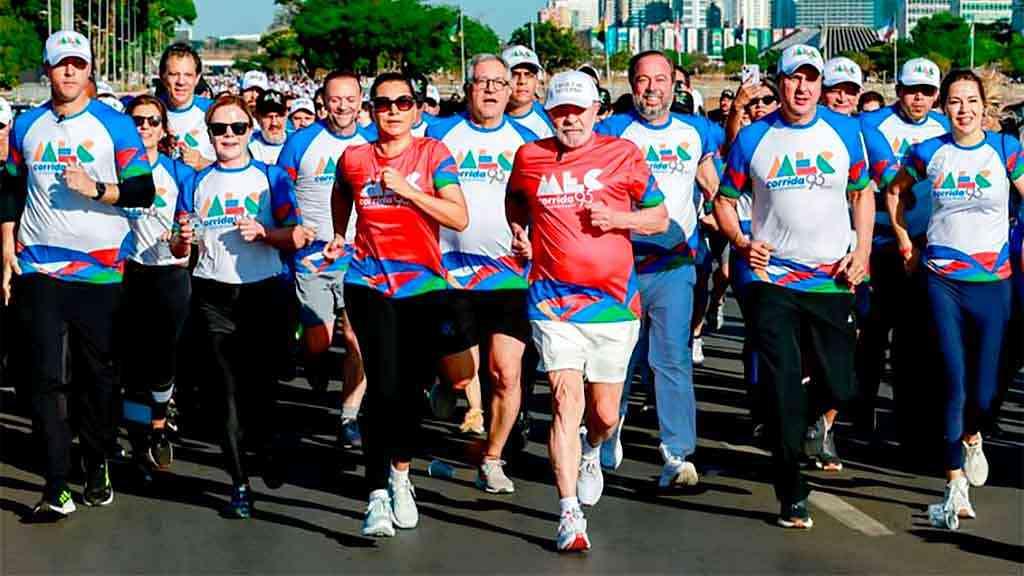 Lula comemora os 95 anos do MEC com atividade física ao lado de Janja | Janja participou da caminhada ao lado do marido, o presidente Lula