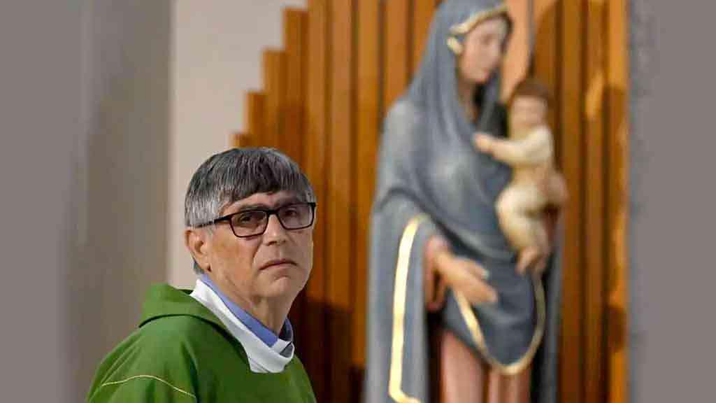 Suposto fiel oferece uma bala de revólver a padre, na hora da comunhão | O padre Patriciello oferecia a comunhão aos fiéis, quando foi ameaçado com um projétil