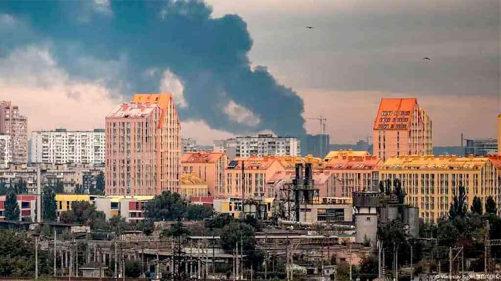 Rússia amplia ataques à Ucrânia, com drones e mísseis balísticos | Colunas de fumaça subiam em Kiev, na manhã deste domingo, após os ataques russos