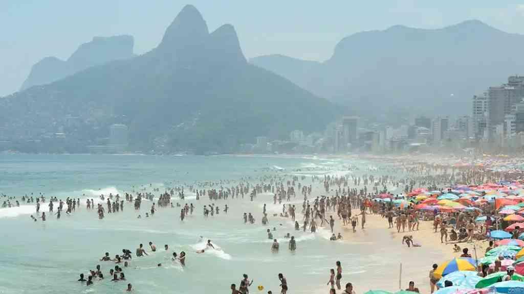 Com um sol para cada um, cariocas se despedem dos dias frios e nublados | A temperatura máxima neste domingo foi de 30º, mas vai esquentar mais nos próximos dias