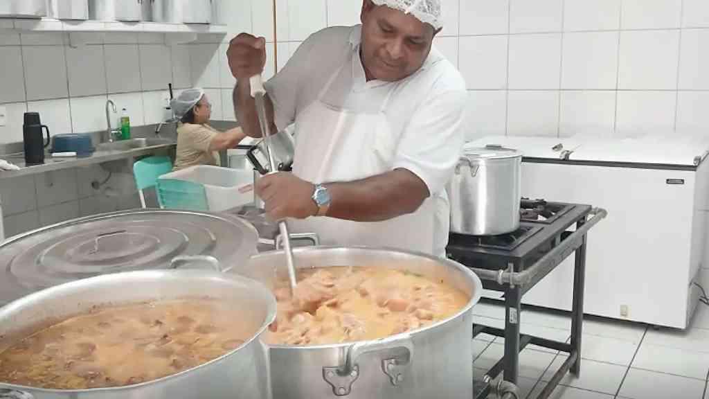 Alimentação escolar brasileira é referência, aponta especialista | Refeições atendem inclusive alunos com restrições alimentares