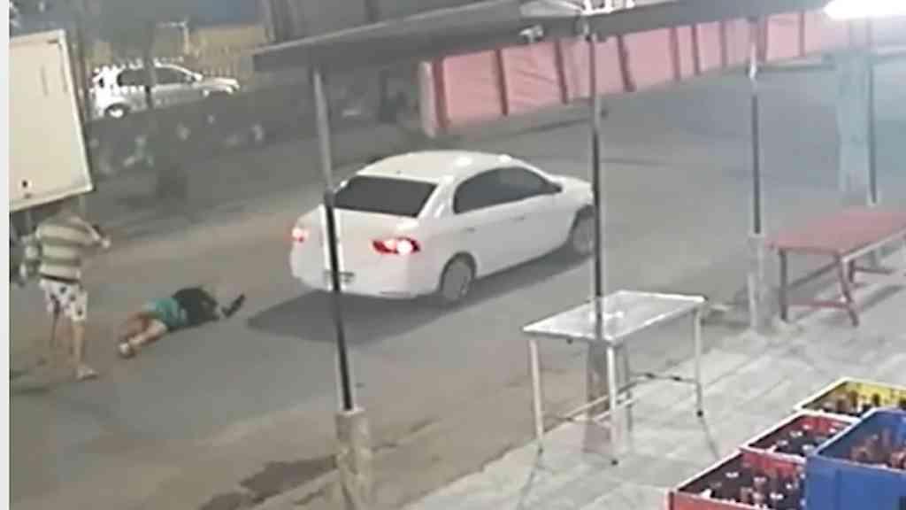 Discussão termina em atropelamento na Zona Norte | A mulher aguardava o veículo com familiares, na Rua Américo Rocha