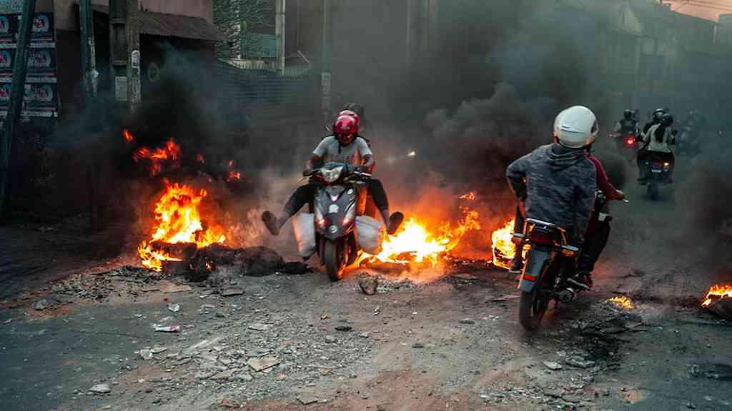 Presidente de Madagascar destitui governo após atos violentos | Protestos no país africano deixaram mais de 20 pessoas mortas