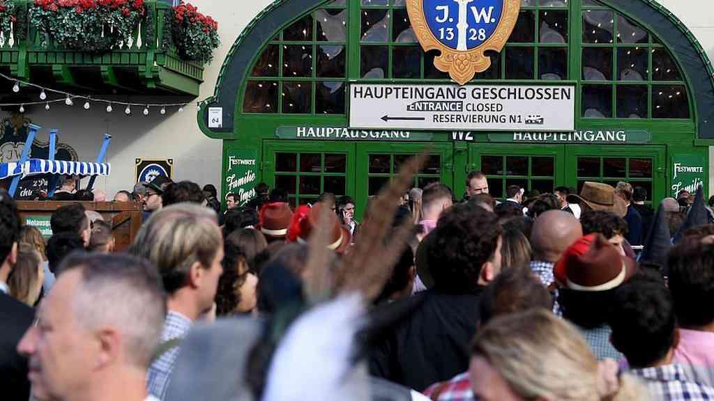 Polícia interrompe Oktoberfest após explosão em Munique | Pessoas se aglomeraram na entrada da festa, esperando a abertura dos portões