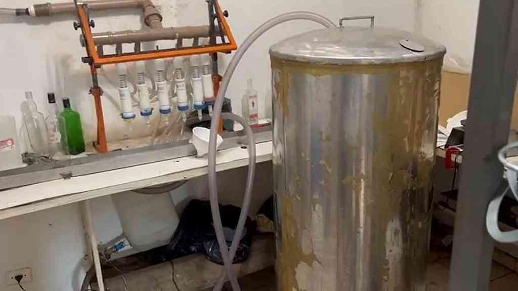 Operação fecha fábrica de bebidas em Americana e prende dois | Fábrica no interior de São Paulo era usada para falsificar diversos tipos de bebidas; duas pessoas foram detidas