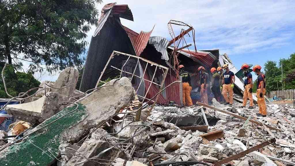 Terremoto nas Filipinas mata 69 e deixa dezenas de feridos | Equipes de resgate atuam nos escombros de imóveis afetados pelo terremoto nas Filipinas