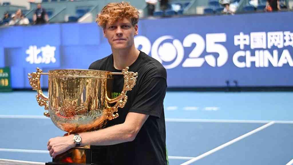 Sinner supera revelação Tien e conquista título em Pequim | Jannik Sinner com a taça do ATP 500 de Pequim, na China