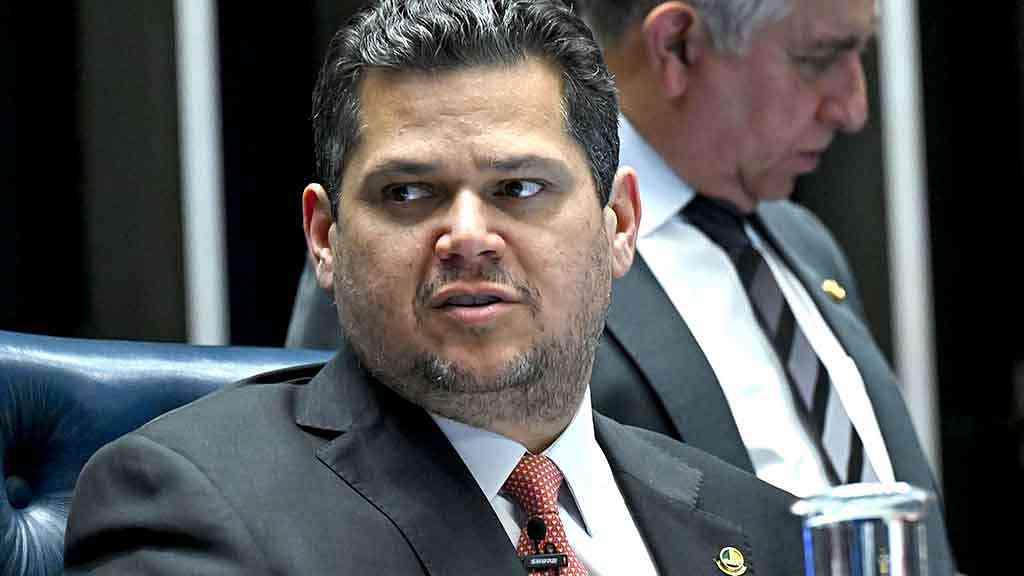 Alcolumbre trava andamento do PL da Dosimetria e gera novo impasse | Davi Alcolumbre (UB-AP) adia reunião com relator do PL da Anistia