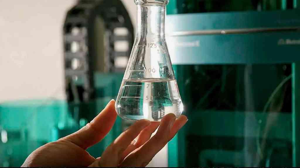 Autoridades registram mais casos de intoxicação por metanol | Há 39 casos em São Paulo, sendo 10 confirmados e 29 em investigação