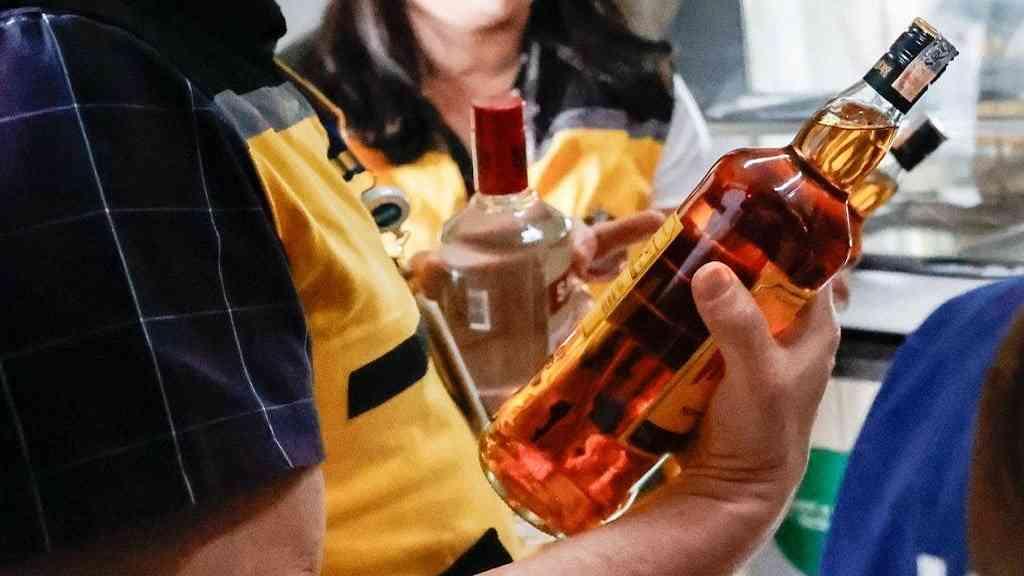 Câmara aprova urgência em projeto de falsificação de bebidas como crime hediondo | Bebidas adulteradas podem ter causado intoxicação por metanol em SP