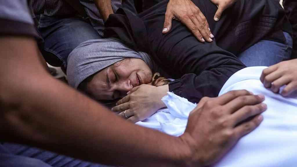 Itália aprova reconhecimento condicional da Palestina | Mulher palestina chora pela morte de seu ente querido no conflito Hamas-Israel