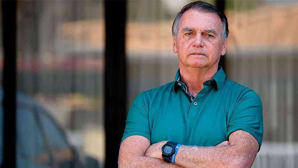 Advogados pedem ao STF que suspenda prisão domiciliar de Bolsonaro | O ex-mandatário neofascista Jair Bolsonaro (PL) aparece em frente à varanda de sua mansão, no dia em que foi condenado