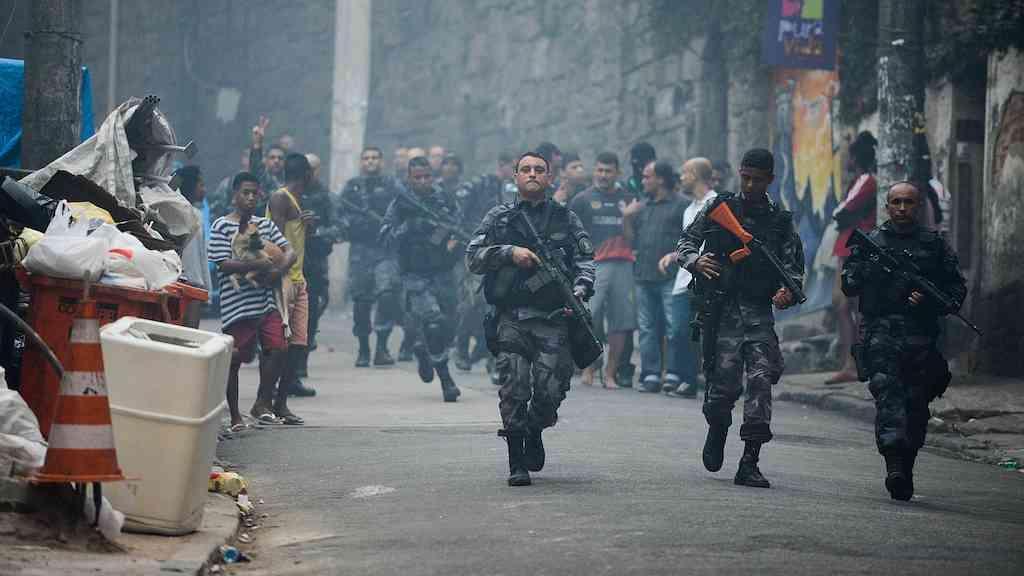 Chacina, execuções filmadas e prisão de agentes marcam crise no Rio | Ação policial em 2016 após ataques às UPPs do Cantagalo e Pavão-Pavãozinho, em Copacabana