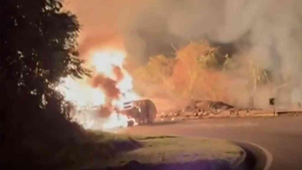 Acidente com caminhão de etanol provoca incêndio na Serra das Araras | Caminhão carregado com 44 mil litros de etanol cai e incendeia na Serra das Araras