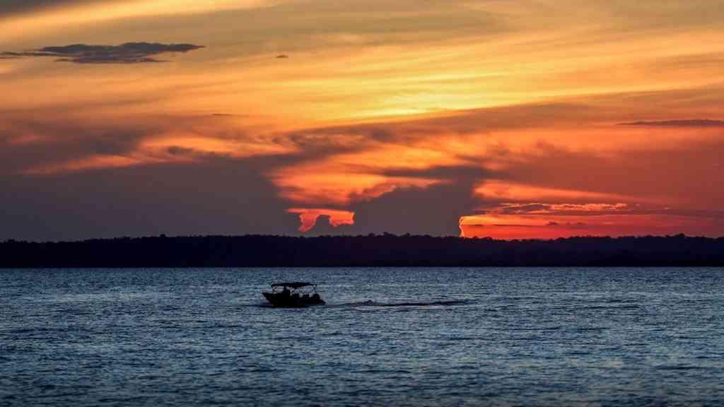 Lula escolhe barco, dispensa luxo e garante quartos para todos na COP30 | Presidente diz que não faltarão acomodações em Belém