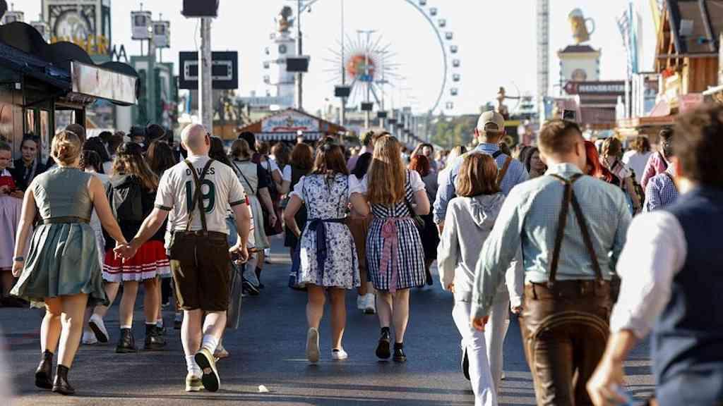 Drones forçam fechamento do aeroporto de Munique | Turistas vão a Munique para participar do último final de semana da Oktoberfest